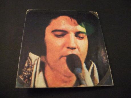 Elvis Presley rockzanger ( bij microfoon)